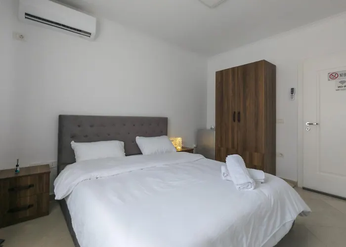 Center Luxury