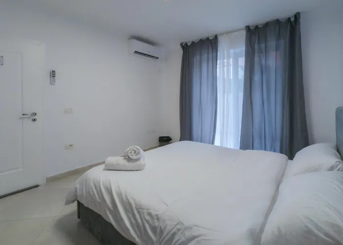 Δωμάτια σε οικογενειακή κατοικία Center Luxury *