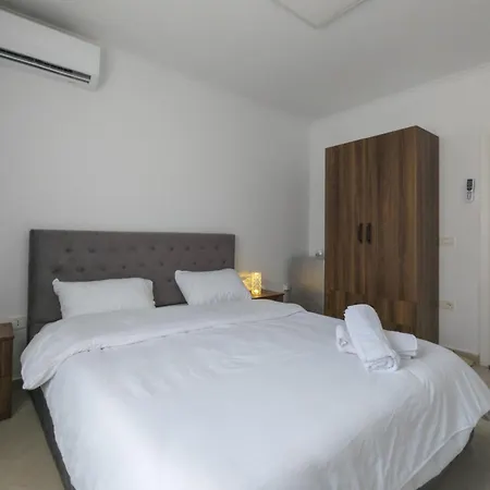 Center Luxury